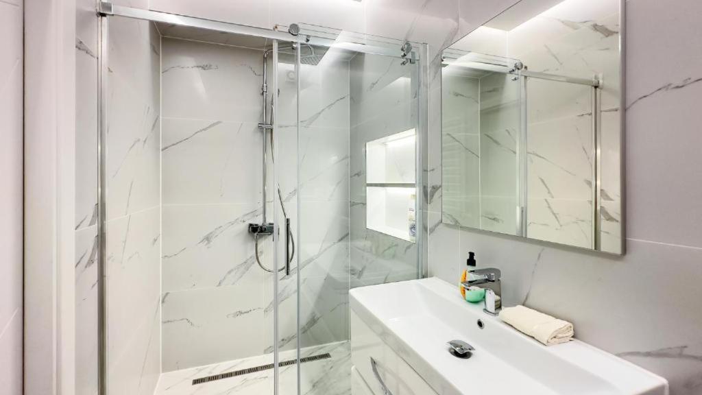 Glass New Apartments Ultracentral Chisinau Ngoại thất bức ảnh