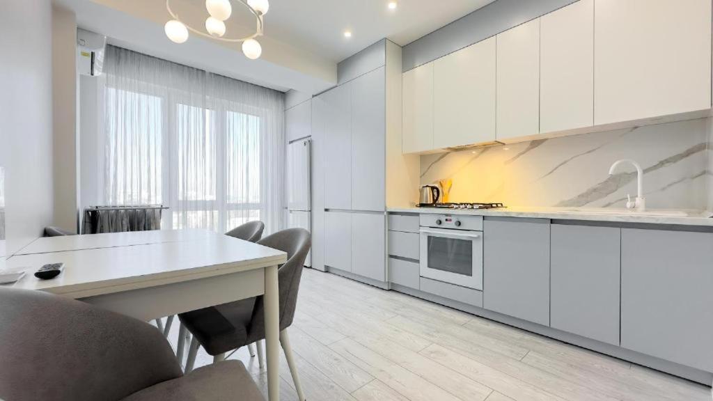 Glass New Apartments Ultracentral Chisinau Ngoại thất bức ảnh